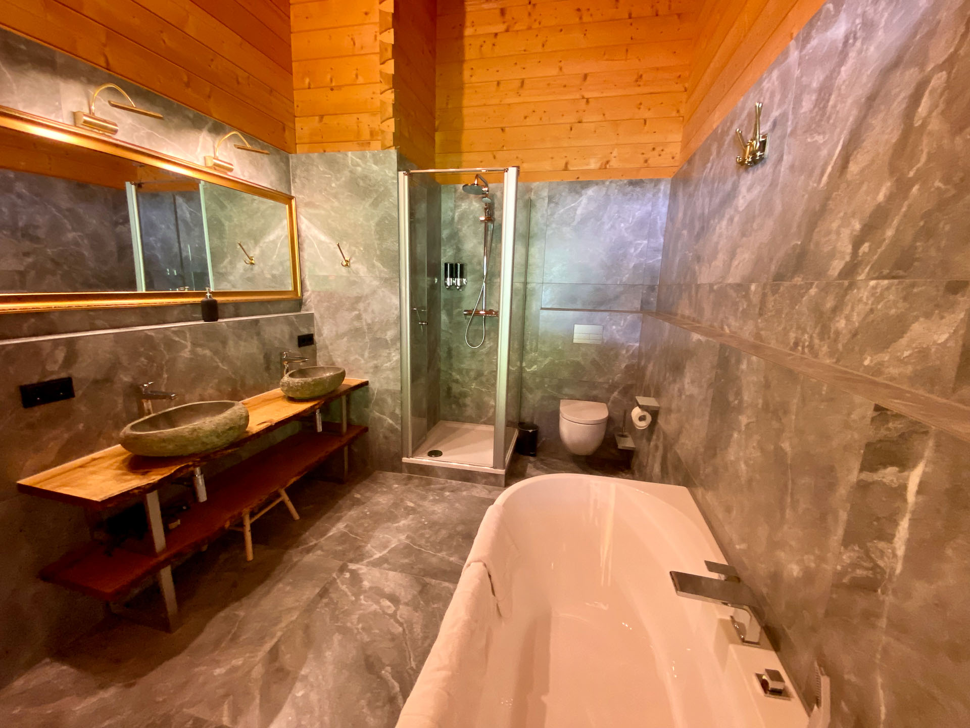 Modernes Bad mit Dusche, Badewanne und Doppelwaschbecken