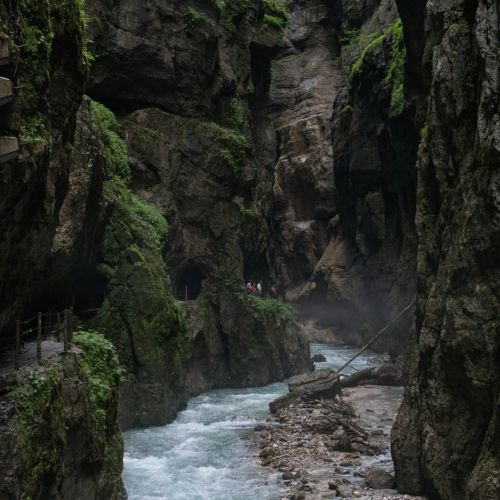 Partnachklamm mit Wasserfall und schmaler Felsenschlucht