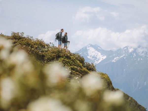 Bergwanderer auf alpinem Pfad in der Zugspitzregion
