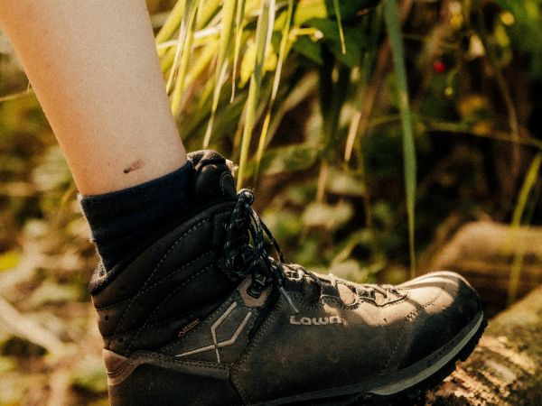 Wanderschuhe in Berglandschaft beim Testen im Gelände