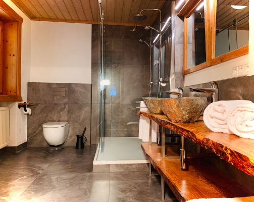 Bad mit Doppeldusche, WC und Doppelwaschtisch