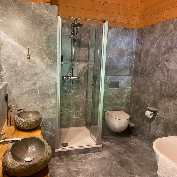 Bad mit Waschtisch, Dusche und WC