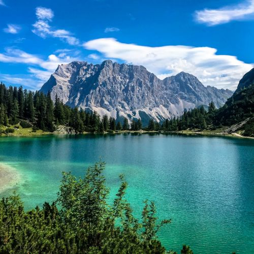 Türkisblauer Eibsee mit Blick auf die umliegenden Berge