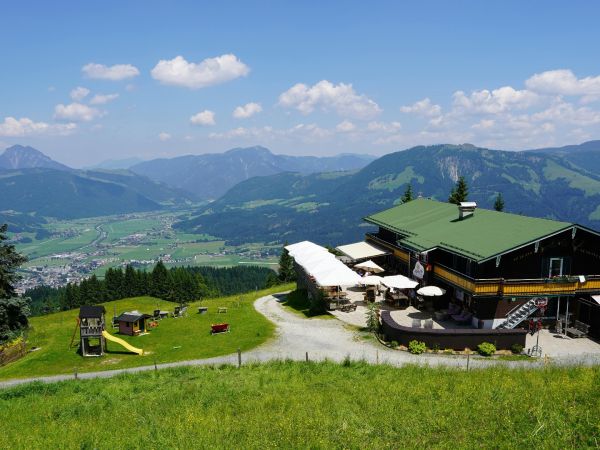 Alpenhütte mit Sonnenterrasse und Blick auf die Berge