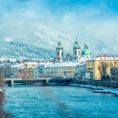 Stadt Innsbruck mit Alpenpanorama im Hintergrund