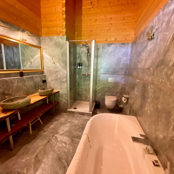 Bad mit Waschtisch, Dusche, WC und Badewanne
