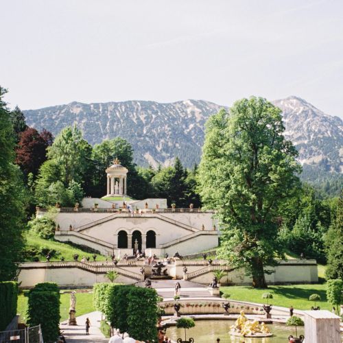 Schloss Linderhof mit gepflegtem Schlossgarten und Alpenkulisse