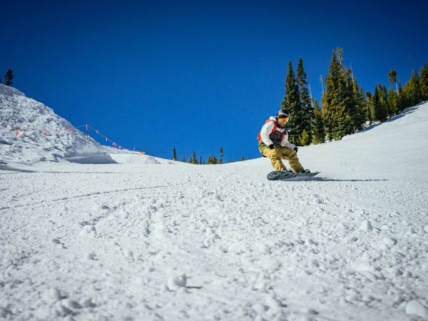 Skifahrer auf einer Piste vor der Zugspitze im Skigebiet Garmisch-Classic