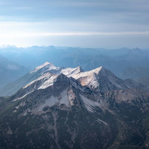 Berggipfel der Zugspitze mit Seilbahn und schneebedeckter Alpenlandschaft