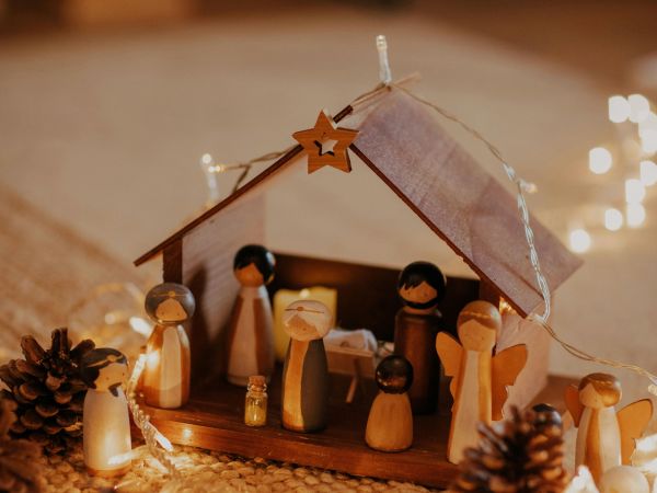 Winterliches Dorf mit Weihnachtsbeleuchtung und festlicher Stimmung in den Alpen