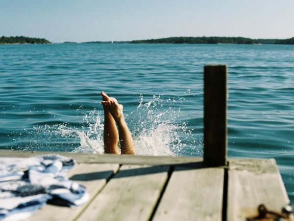 Klares Bergseeufer mit Badegästen am Eibsee in Bayern