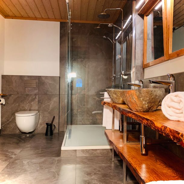 Bad mit Waschtisch, Dusche und WC