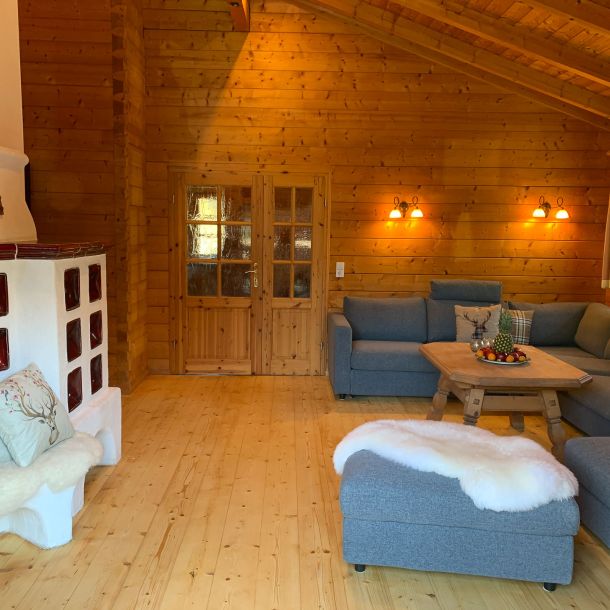 Wohnzimmer mit Couch und Kachelofen