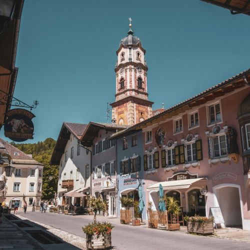 Historische Häuser und Bergdorf-Idylle in Mittenwald